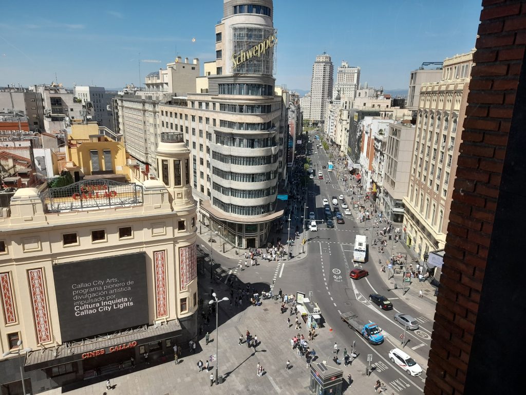 Madrileña plaza del Callao vista desde El Corte Inglés de la calle Preciados.