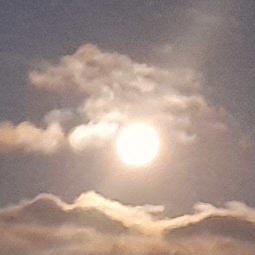 La luna contempla Madrid asombrada